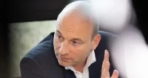 Marcel Davis – Die wahre Geschichte hinter dem Namen